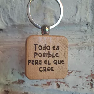 Llavero de madera grabado con "Todo es posible para el que cree"